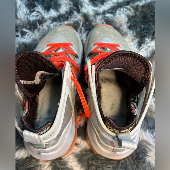 Lebron XIX - Nike Fast Food Sneakers GUC Size 4.5Y or women’s 6-6.5 - Picture 9 of 10